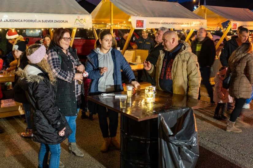 FOTO Advent na Voći: Fritula, sarme i gina za sve, Djed Mraz stigao na vatrogasnom vozilu!