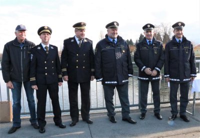 TRADICIJA Predstavnici hrvatske i slovenske policije susreli su se točno u podne na cestovnom mostu preko rijeke Mure