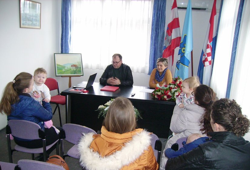 Tisuću kuna za prvo i drugo, a dvije za treće i svako slijedeće novorođenče