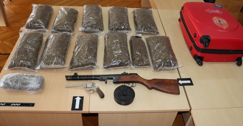Makedonac u automobilu imao 11 kilograma marihuane i automatsku pušku