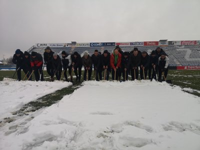 FOTO Predsjednik, direktor i sportski direktor s 20-tak osoba čistili snijeg na stadionu