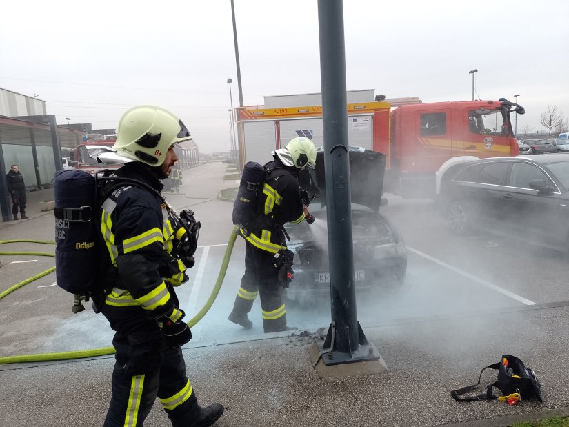 Zapalio se auto na parkiralištu trgovačkog centra Lumini