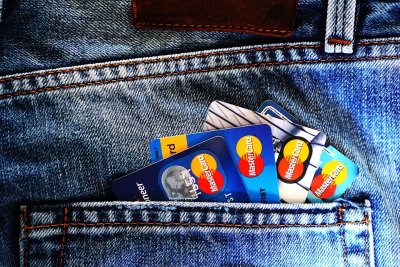 Dva muškarca nabila 2.600 eura duga na kreditnoj kartici lažnim podacima