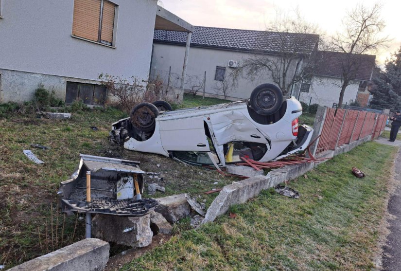 Prometna nesreća kod Ludbrega, auto izletio u obiteljsko dvorište i prevrnuo se na krov