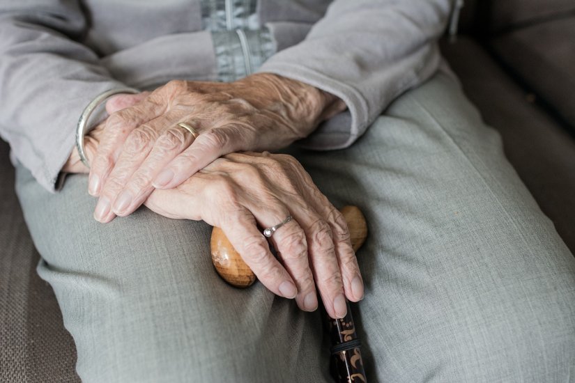 RAZBOJNIŠTVO Lakše ozlijedili 82-godišnjakinju, ukrali joj dvije torbice i nakit