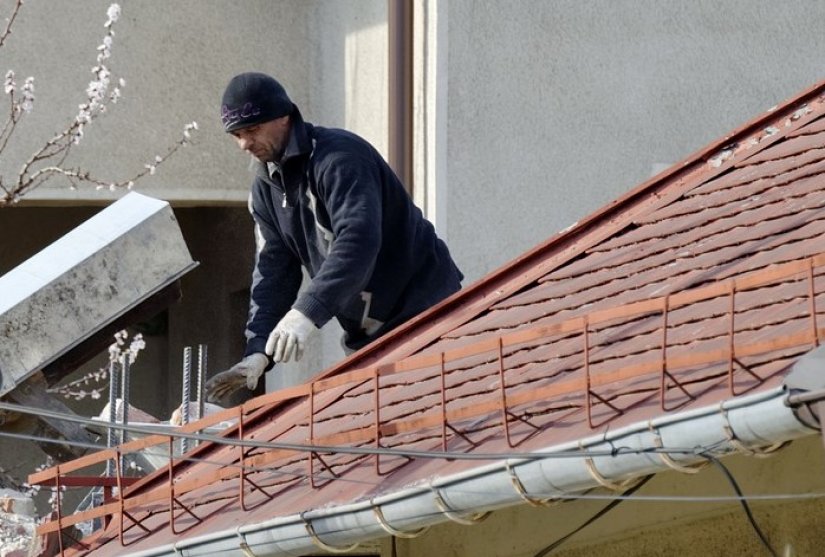 Prilikom izvođenja radova na krovištu garaže pao na tlo i od zadobivenih ozljeda preminuo