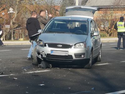 FOTO Prometna nesreća dva osobna vozila u Turčinu