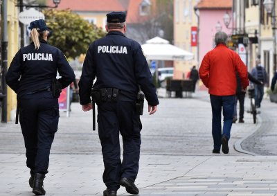 Bježeći policiji, autom skrenuo u slijepu ulicu, pa krenuo na policajku