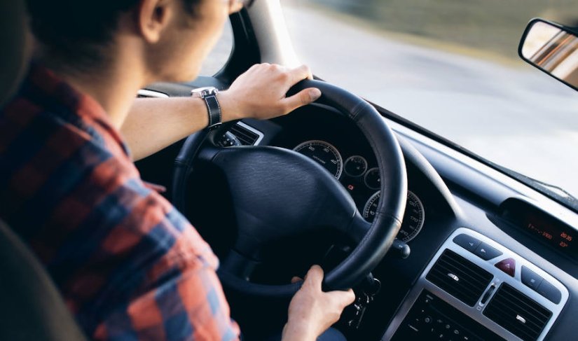 Pijan i bez vozačke vozio u &quot;rikverc&quot; na parkingu pa oštetio parkirani automobil