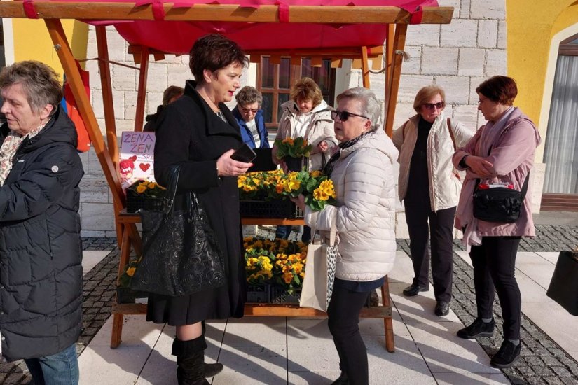 FOTO Udruga žena „Naši cajti” i ove godine obradovala sugrađanke V. Toplica cvijećem