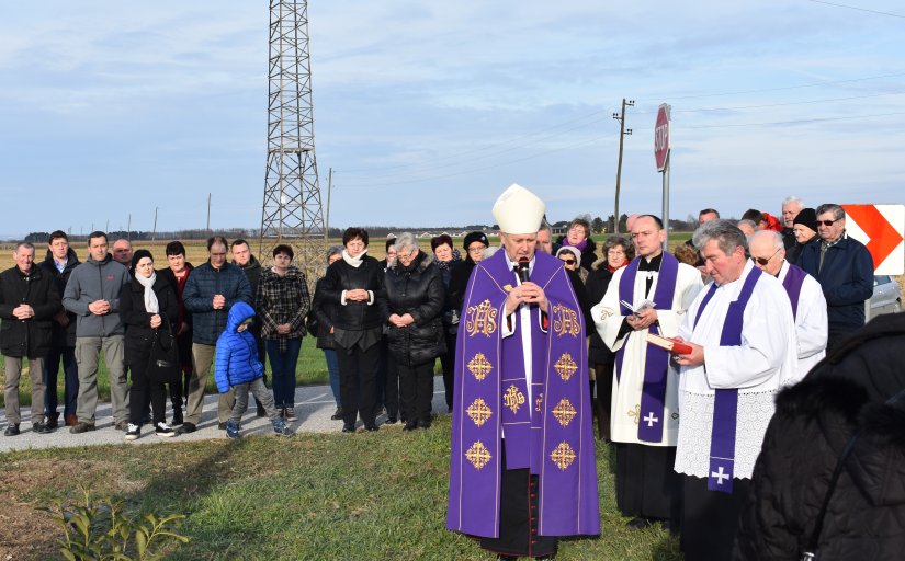 Blagoslovljeno novo raspelo na raskrižju ceste Gornje Ladanje - Nova Ves - Zelendvor