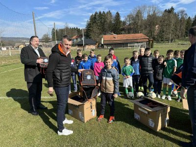 KLENOVNIK Najmlađim nogometašima vrijedna donacija HNS-ovih vijećnika