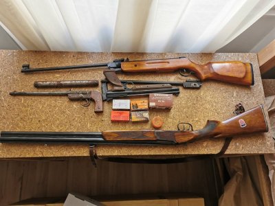 Kućni arsenal: Kod 66-godišnjaka pronađeni pištolji, puške, streljivo...