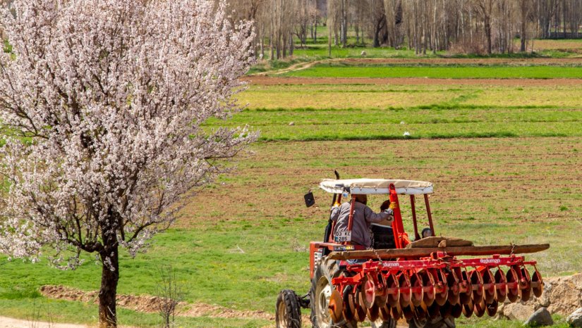 Počela sezona poljoprivrednih radova, oprez zbog traktora i radnih strojeva u prometu