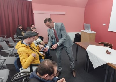 Gradonačelnik članovima Društva tjelesnih invalida darovao članske iskaznice za Gradsku knjižnicu