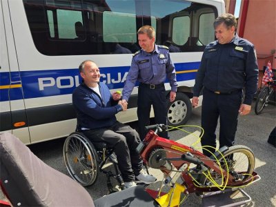 FOTO Nesretno stradalom policajcu Marijanu Janušiću kolege poklonile vrijedan bicikl