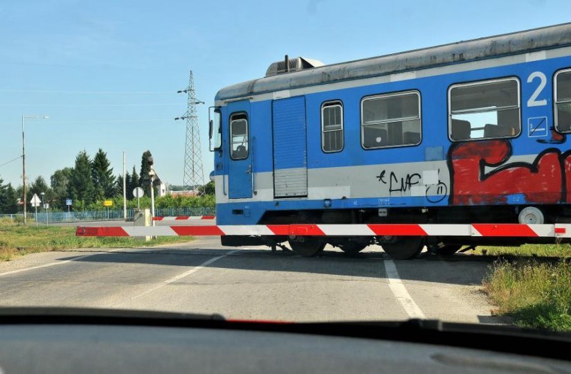 Ignorirao spuštenu rampu i pokušao prijeći željeznički prijelaz, naletio na vlak