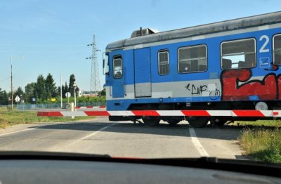 Ignorirao spuštenu rampu i pokušao prijeći željeznički prijelaz, naletio na vlak