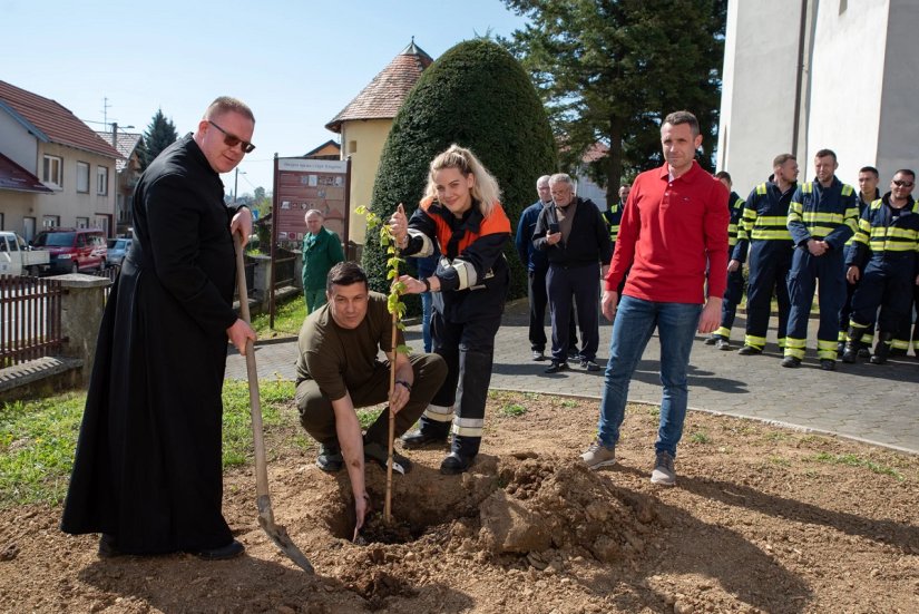 Posađen klon &quot;Andrijine lipe&quot; kod župne crkve u Knegincu