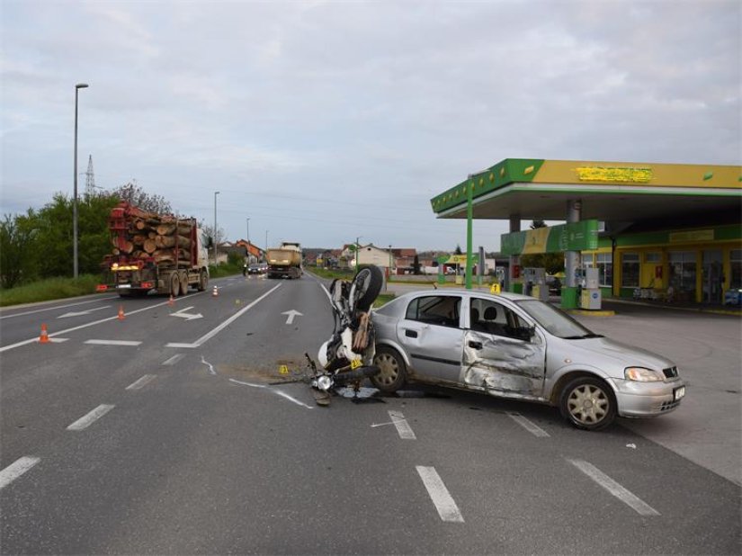 Vozač osobnog vozila oduzeo prednost motociklistu