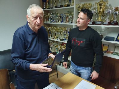 Mirko Belaj predsjedniku STK Varaždin Josipu Kozjaku predao knjigu o 50 godina kluba