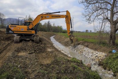 Uređuje se zapušteno korito potoka Vuglovčak, uzvodno prema Lančiću