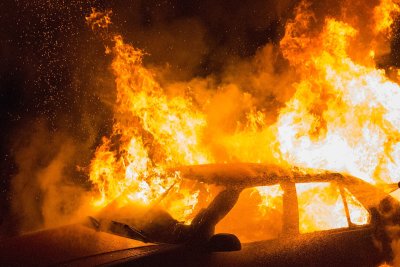 Zbog kvara na akumulatoru, izgorio automobil i nadstrešnica u Završju