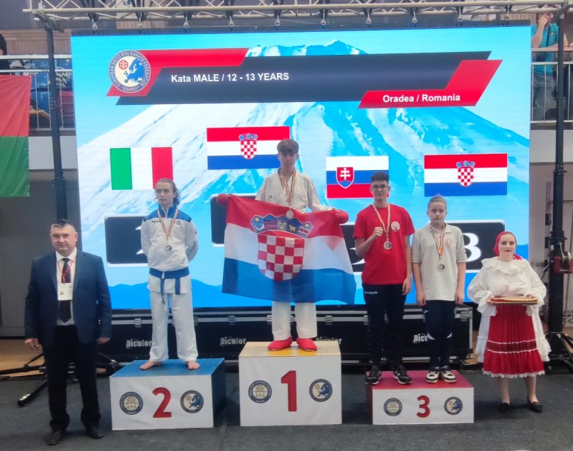 FOTO Na Shito Ryu i Kobudo Bo prvenstvu u Rumunjskoj varaždinski karatisti osvojili 15 medalja