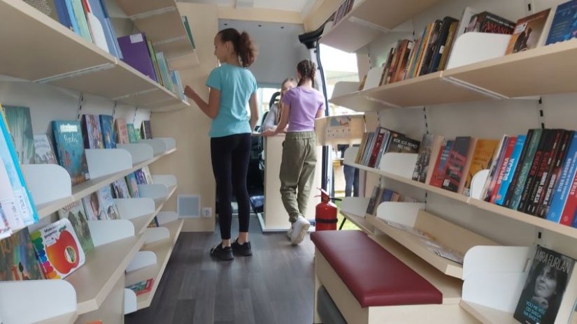 Čitanje na kotačima: Promocija pokretne knjižnice na Likovnoj koloniji u Šćepanju
