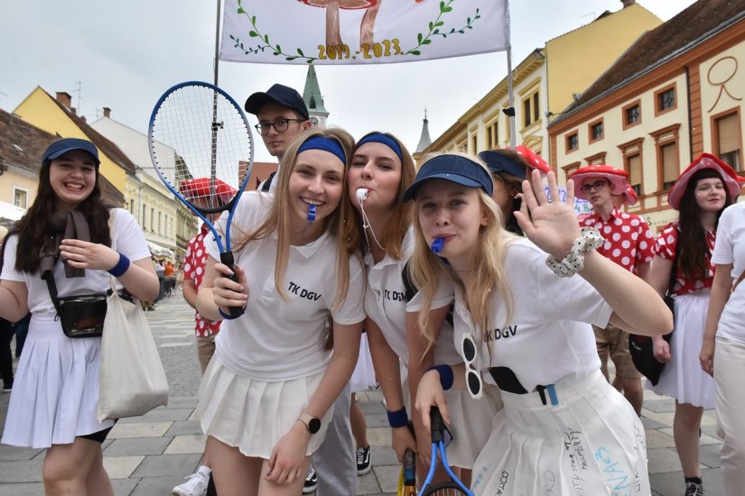 FOTOGALERIJA Mimohodom maturanata počela je ovogodišnja norijada!