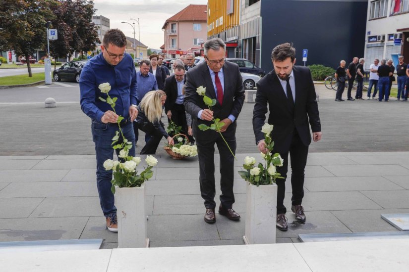 DAN DRŽAVNOSTI Polaganjem ruža odana počast poginulim ivanečkim braniteljima