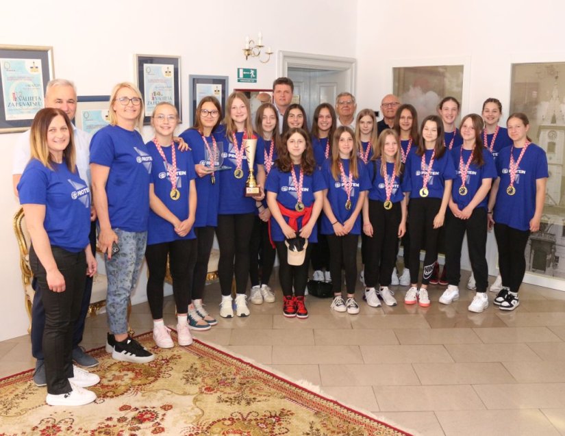 FOTO Čestitka mladoj ekipi ŽRK Koka na tituli državnih prvakinja