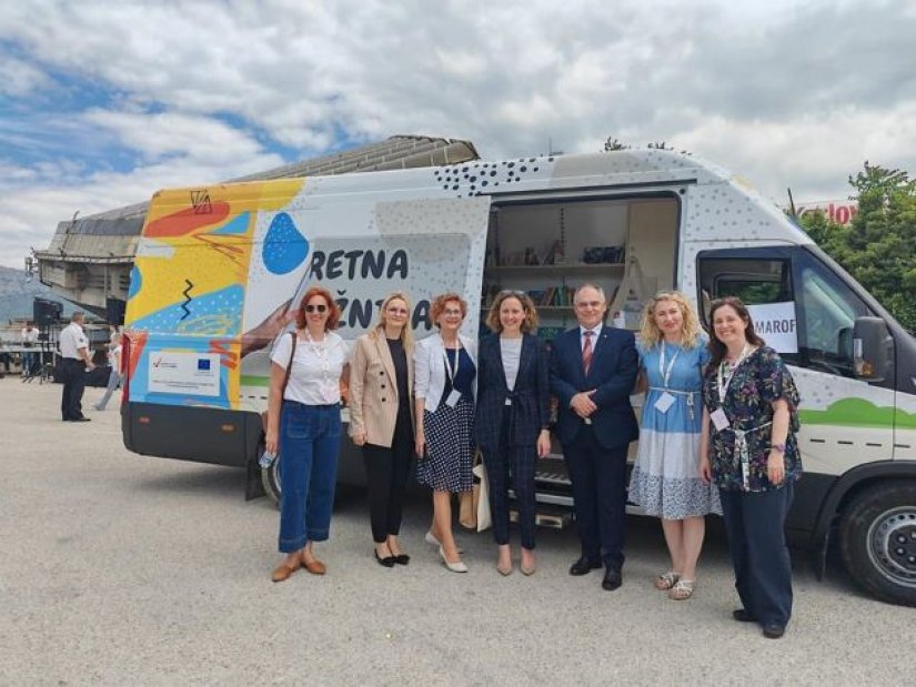 FOTO Novomarofski bibliobus aktivno se promovira u okolici i šire, predstavljen i u Splitu