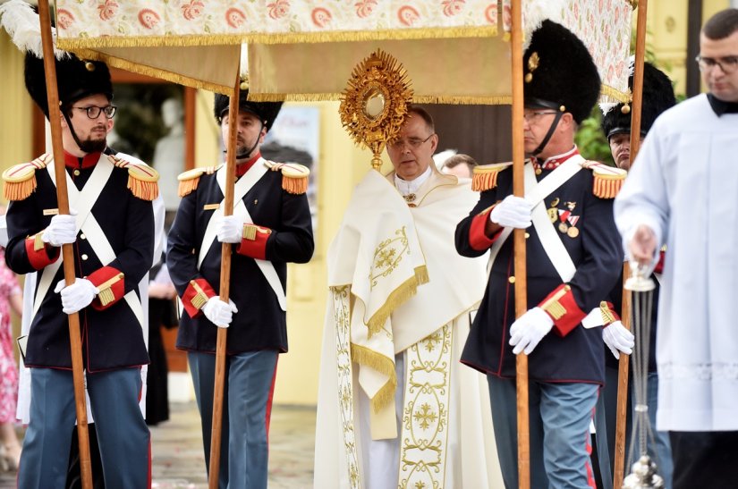 FOTO Tijelovska procesija s Presvetim Oltarskim Sakramentom središnjim ulicama Varaždina