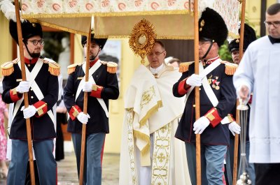 FOTO Tijelovska procesija s Presvetim Oltarskim Sakramentom središnjim ulicama Varaždina