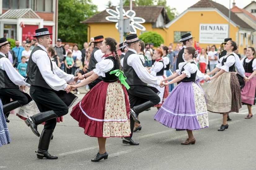 FOTO NASTAVLJENO ANTUNOVO V MAROFU: Održan 20. međunarodni folklorni festival!