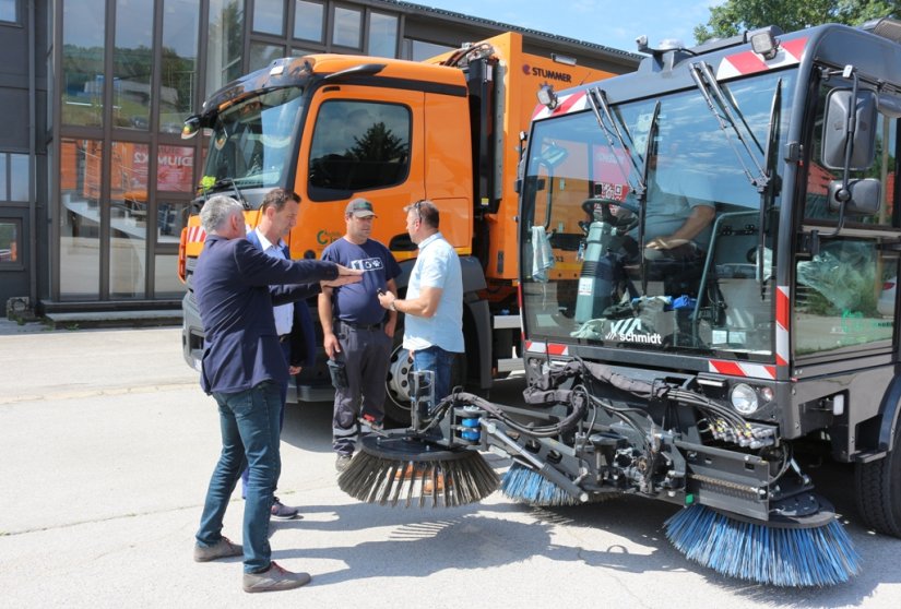 Čistoća obnovila vozni park: stigao novi kamion za odvoz otpada i čistilica