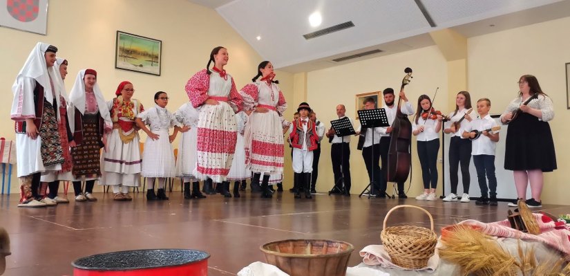 JALŽABET Na školskoj priredbi učenici pokazali &quot;kak je negda bilo&quot;, kak se plesalo i veselilo