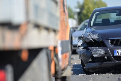 Prometne nesreće u Slanju te Gornjem i Donjem Ladanju, ozlijeđene tri osobe