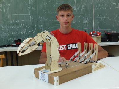 Filip Krsnik dobio nagradu za svoj rad &quot;Robotska ruka na hidraulički pogon&quot;