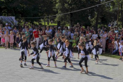 Vile i vilenjaci na Bajkovitoj čajanki u ivanečkom gradskom parku