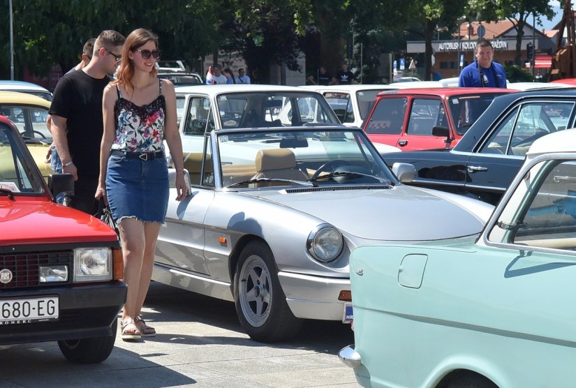 FOTO Oldtimer susret 2023: Kapucinski trg ugostio izložbu klasičnih automobila