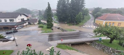 FOTO Ljetni pljusak: u nekoliko minuta poplavljene ceste, voda šikljala iz šahtova...