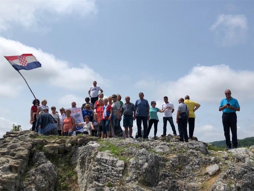 FOTO Šetnjom od Pake do Čanjeva umirovljenici obilježili Dan djedova i baka