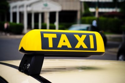Taxi vozač ostao bez zarade i svojih novaca, odgovorni trojac uhićen
