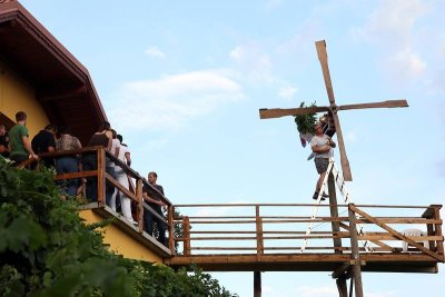 I ove godine tradicionalno podizanje klopoca Udruge vinogradara i voćara &quot;Pinta&quot;