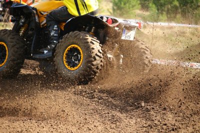 Vozeći quad neprilagođenom brzinom sletio van kolnika, prevrnuo se i pao na kolnik