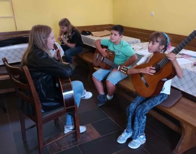 LJETO NA VOĆI Radionice sviranja gitare: &quot;Djeca napreduju u veselim notama&quot;