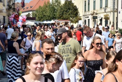 FOTO Nedjeljni Špancirfest: Pune ulice špancirera...