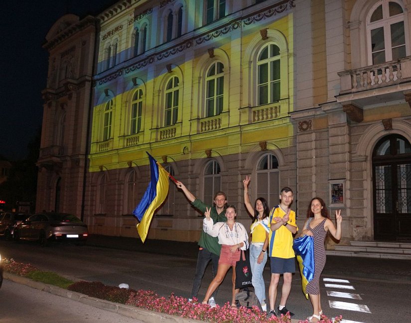 Varaždinsko kazalište obasjano ukrajinskom zastavom u znak podrške Ukrajini